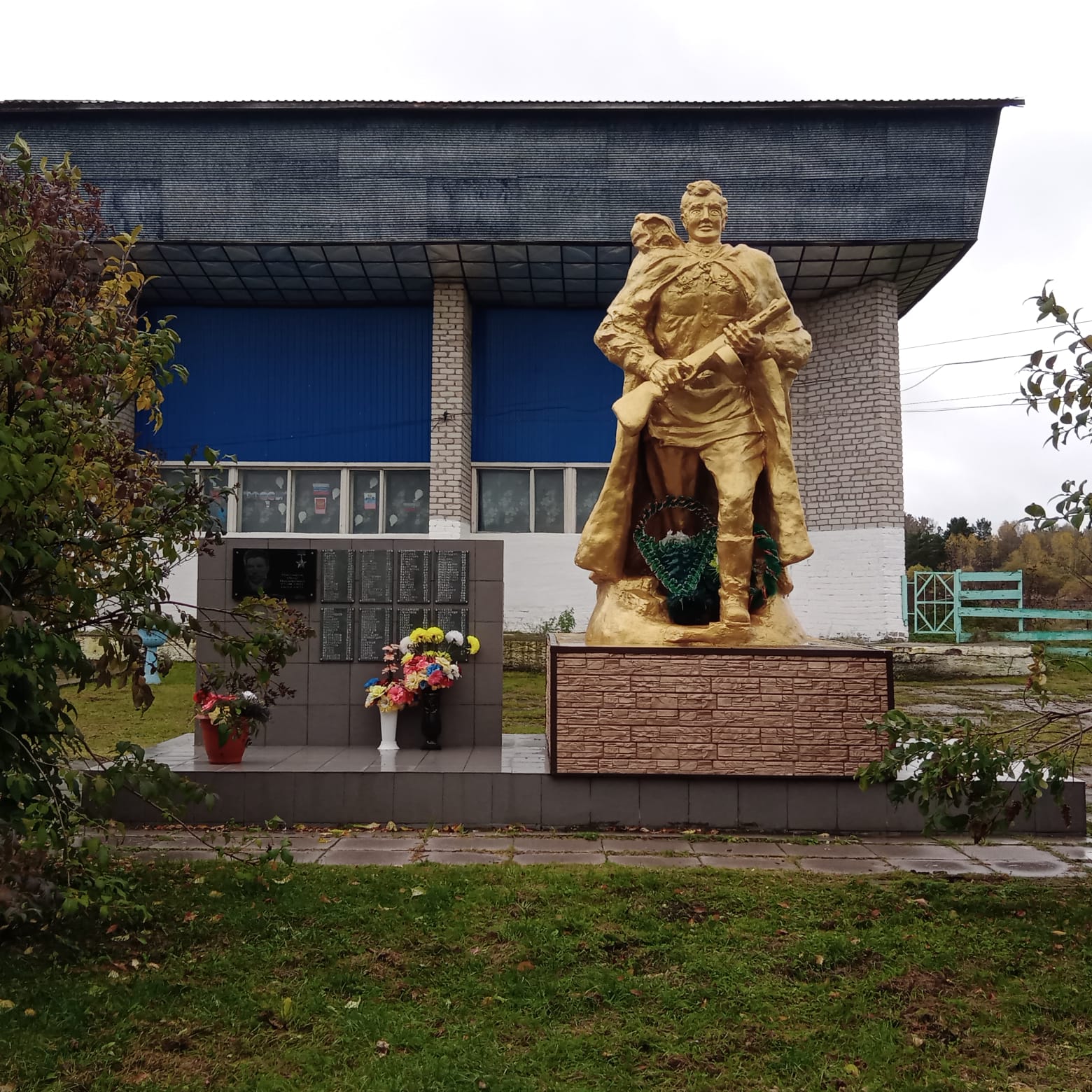 Памятник - стела ветеранам и погибшим ВОВ  с. Новомариинка.